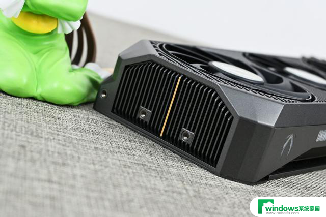 索泰RTX 5070 SOLID OC游戏显卡拆解评测：用料扎实，散热效果优秀